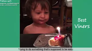 Komik Çocuk Videolarını İzlerken Gülmeye veya Gülümsemeye Çalışmayın :)